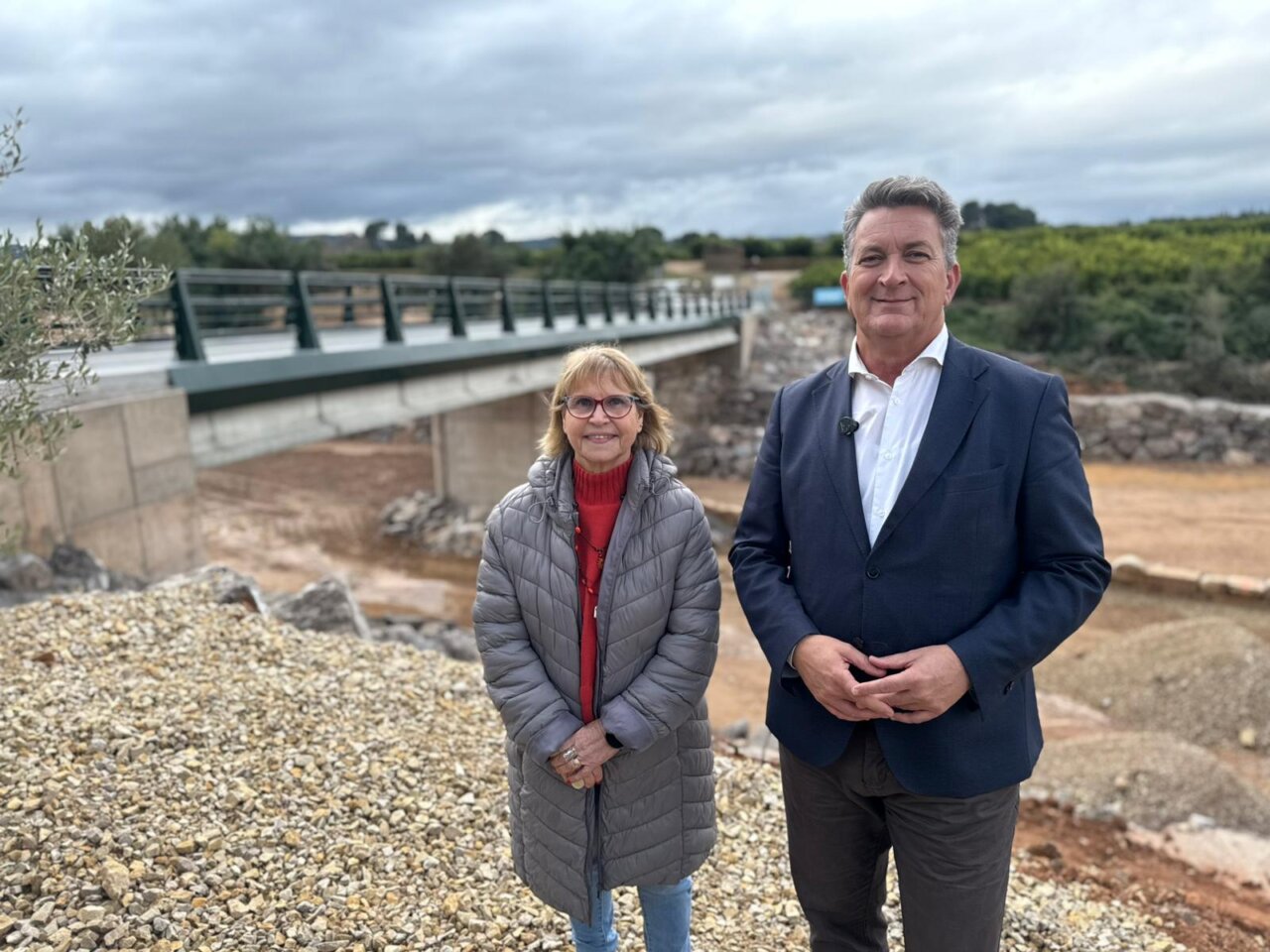 Vicente Martínez Mus y Conxa García junto al nuevo puente Mas de Sabater en Picassent