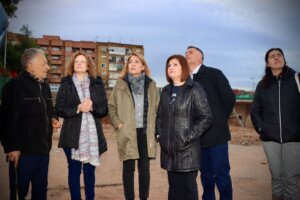 Susana Camarero y otros observando el estado de los barrancos en Torrent