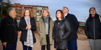 Susana Camarero y otros observando el estado de los barrancos en Torrent