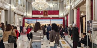 Visitantes al Belén Monumental del Salón de Cristal