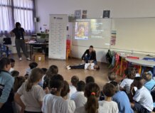 Taller de reanimación cardiopulmonar en un aula con niños