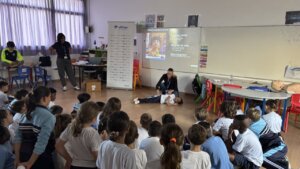 Taller de reanimación cardiopulmonar en un aula con niños