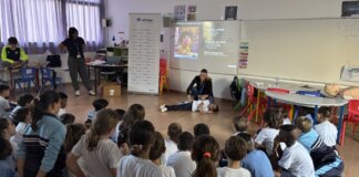 Taller de reanimación cardiopulmonar en un aula con niños