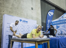 Mujer recibiendo atención en el stand de Vithas en la feria