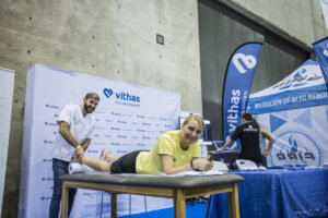 Mujer recibiendo atención en el stand de Vithas en la feria