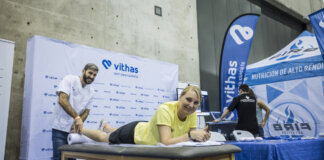 Mujer recibiendo atención en el stand de Vithas en la feria