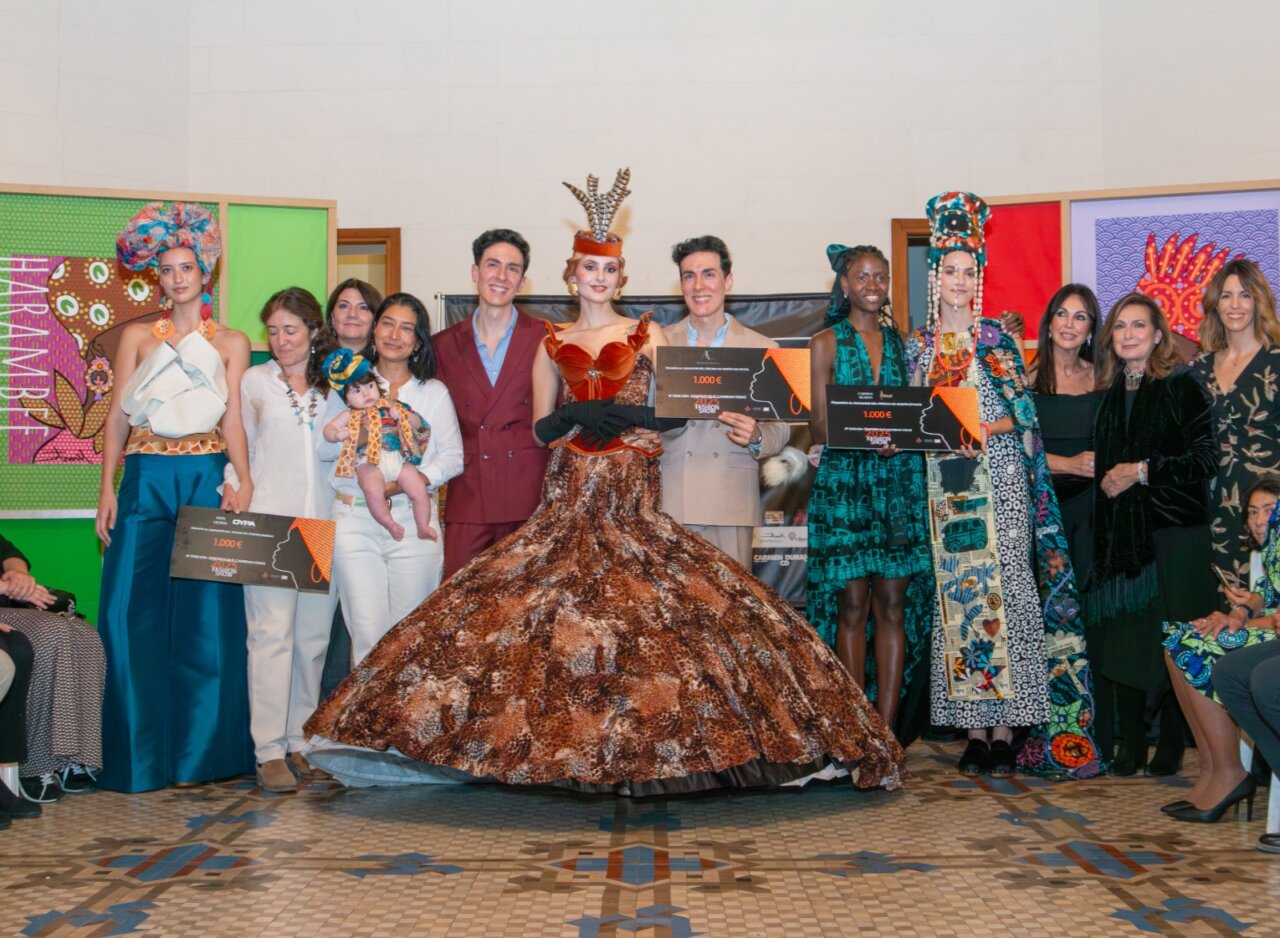 Participantes en la pasarela solidaria con vestidos creativos y premios