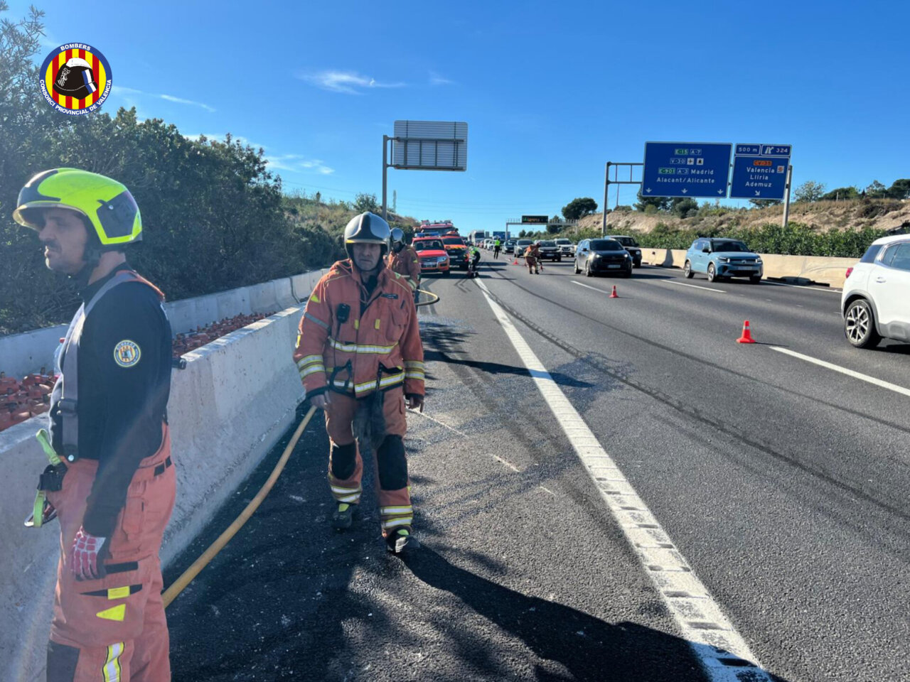 Bomberos trabajando en un accidente de camión con bombonas de butano en la A7
