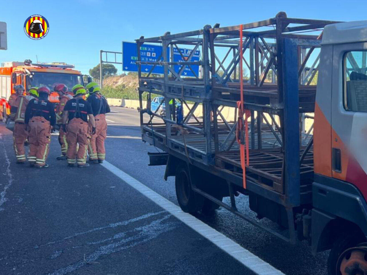 Bomberos trabajando en la A7 tras un accidente de camión con bombonas de butano