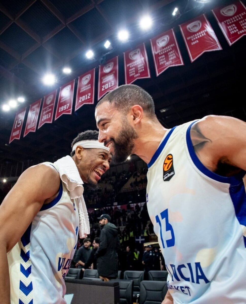 Jugadores de Valencia Basket celebrando una victoria en EuroLeague