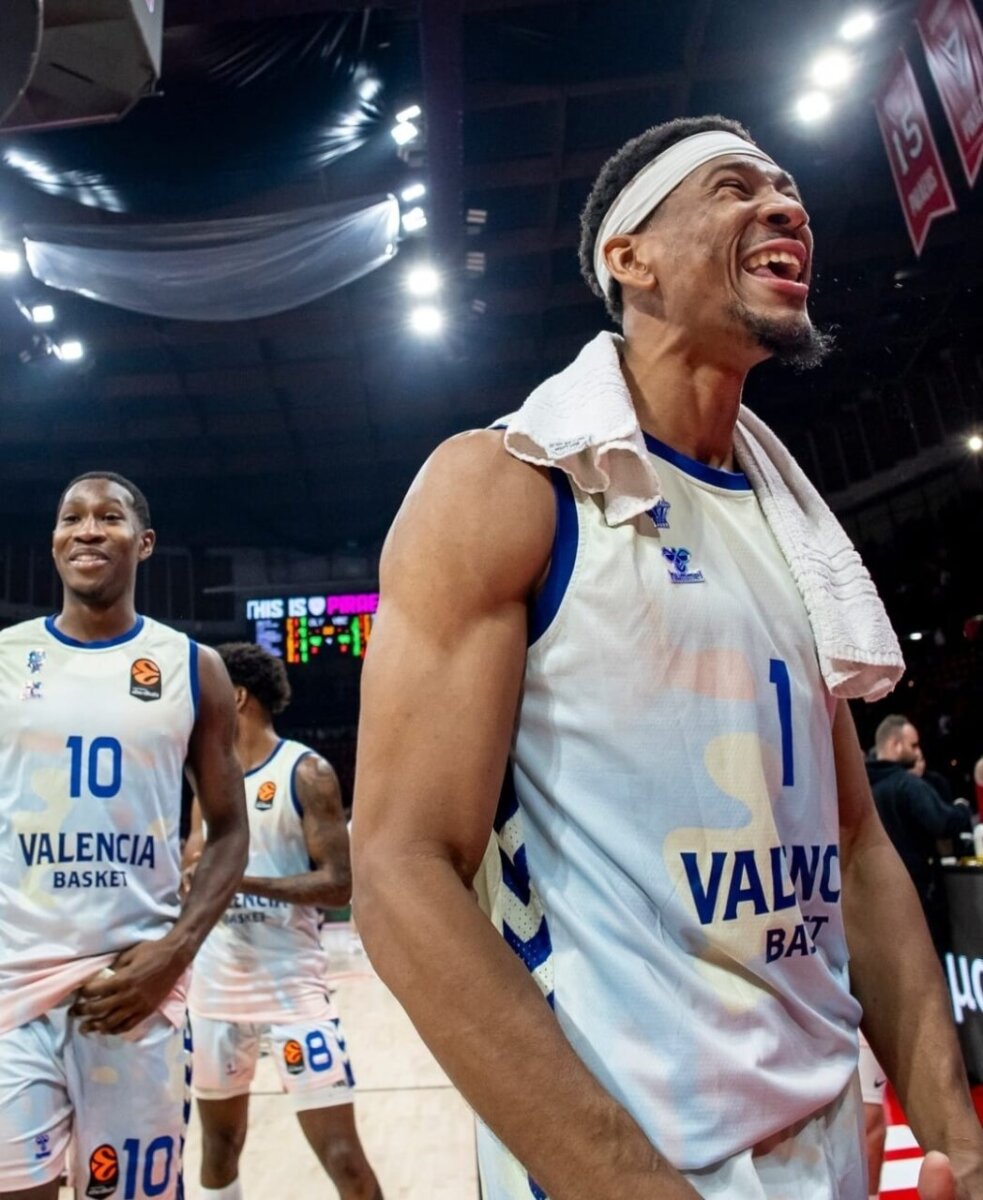 Jugadores de Valencia Basket celebrando una victoria en EuroLeague