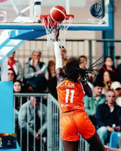 Jugadora de Valencia Basket lanzando a canasta en EuroLeague Women