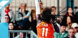 Jugadora de Valencia Basket lanzando a canasta en EuroLeague Women