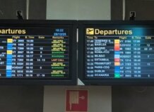 Pantalla de salidas en el aeropuerto de Valencia con vuelos cancelados y retrasados
