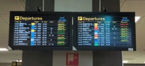 Pantalla de salidas en el aeropuerto de Valencia con vuelos cancelados y retrasados