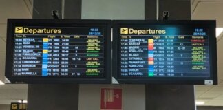 Pantalla de salidas en el aeropuerto de Valencia con vuelos cancelados y retrasados