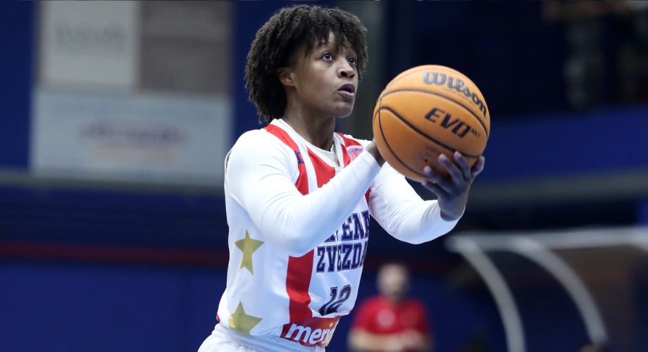 Yvonne Anderson lanzando un balón de baloncesto en un partido