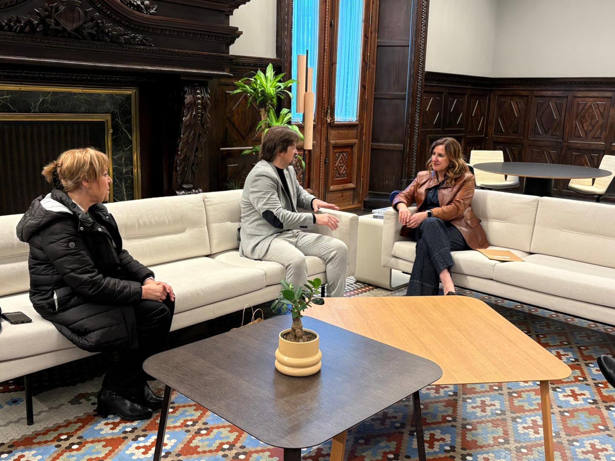 La alcaldesa de Valencia con representantes de la Hermandad del Santísimo Cristo del Perdón