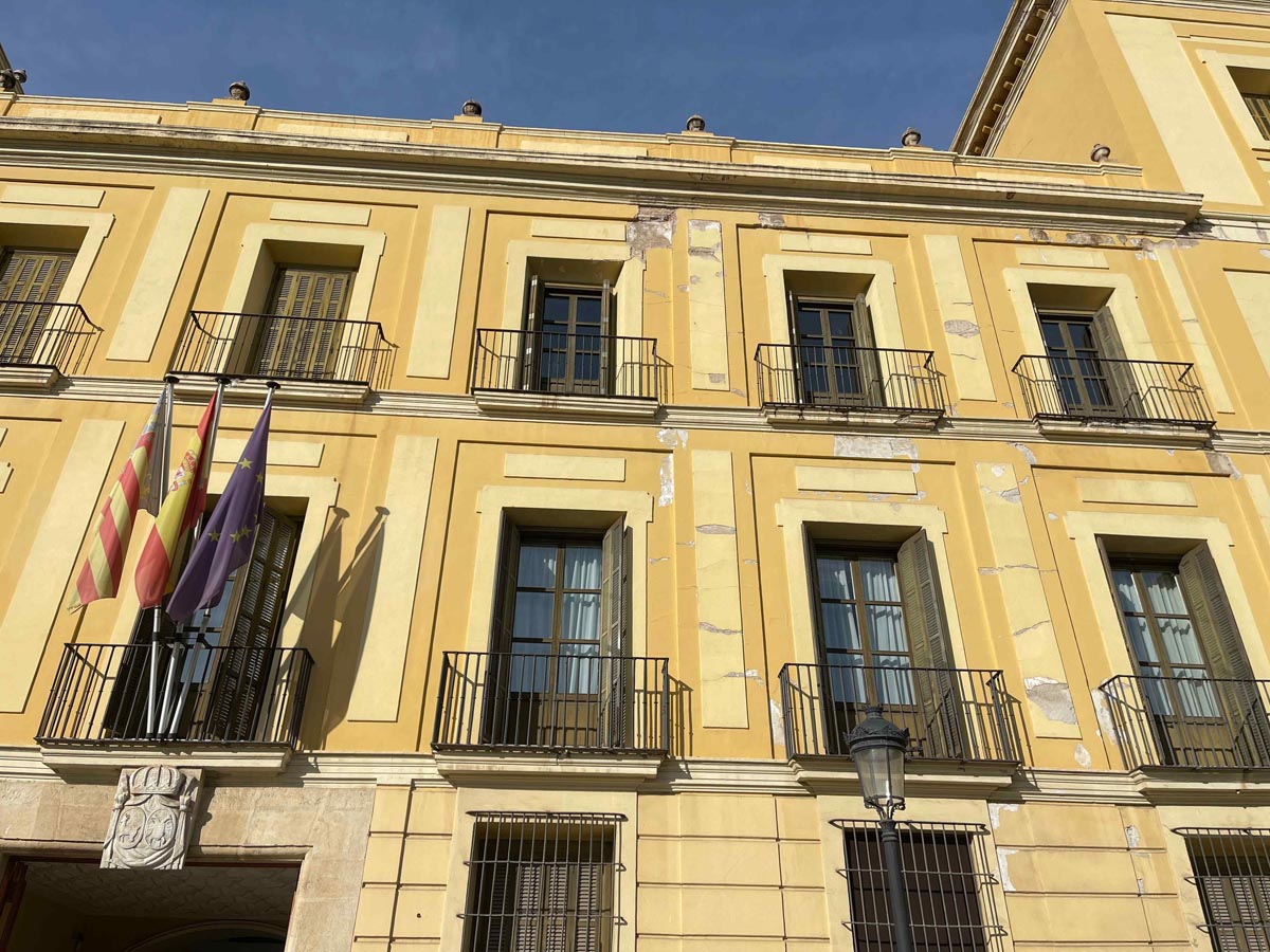 Fachada del Palacio de Cervelló en Valencia con banderas