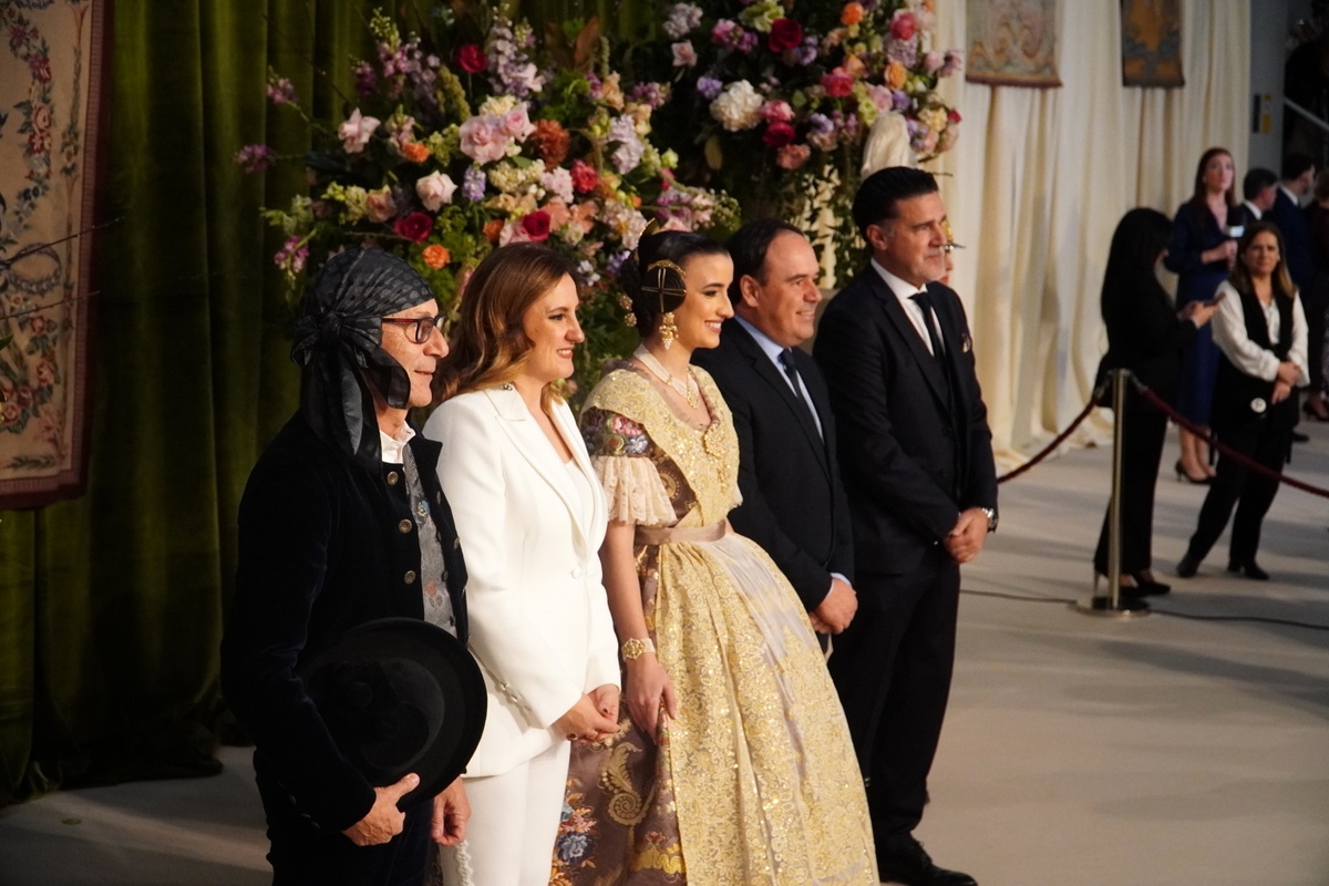 Carmen Prades y su Corte de Honor en el Palau de la Música de Valencia