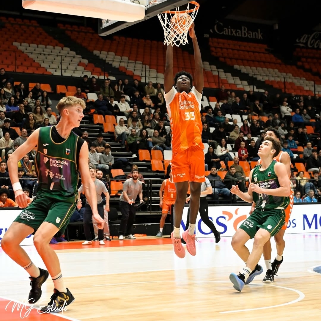 Jugador del Valencia Basket U22 realizando un mate en un partido de baloncesto