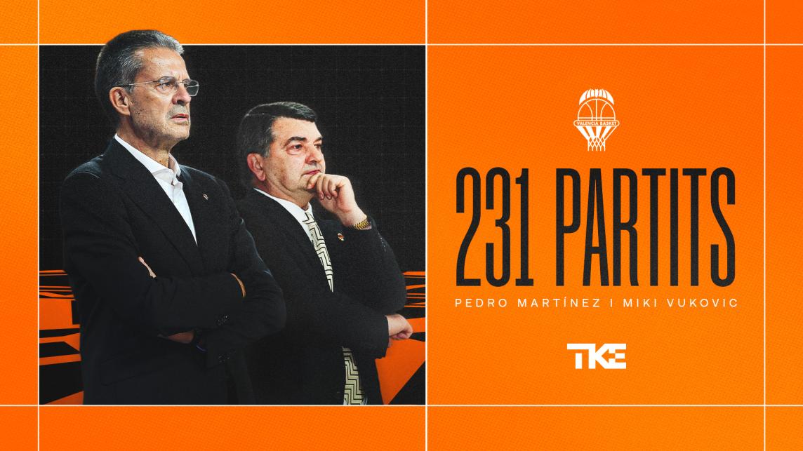 Entrenadores Pedro Martínez y Miki Vukovic en un partido de baloncesto