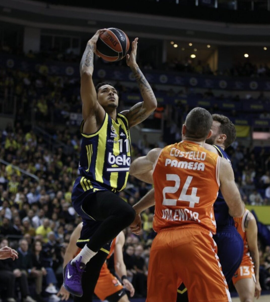 Jugador de Fenerbahçe lanzando a canasta contra Valencia Basket en un partido de EuroLeague.