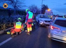 Bomberos atendiendo un accidente de tráfico en El Puig