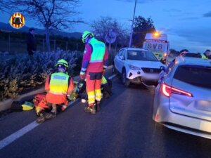 Bomberos atendiendo un accidente de tráfico en El Puig