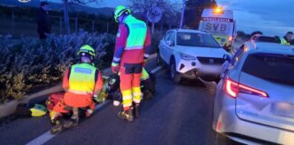 Bomberos atendiendo un accidente de tráfico en El Puig