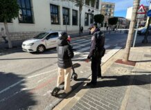 Un agente de la policía local regula el uso de patinetes eléctricos en Paterna.