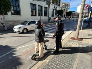 Un agente de la policía local regula el uso de patinetes eléctricos en Paterna.