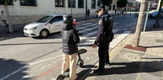 Un agente de la policía local regula el uso de patinetes eléctricos en Paterna.