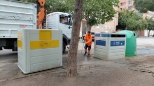 Trabajador limpiando contenedores de residuos en Alaquàs