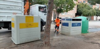 Alaquàs mejora el servicio de limpieza con más personal, equipamiento y renovación de los contenedores Trabajador limpiando contenedores de residuos en Alaquàs