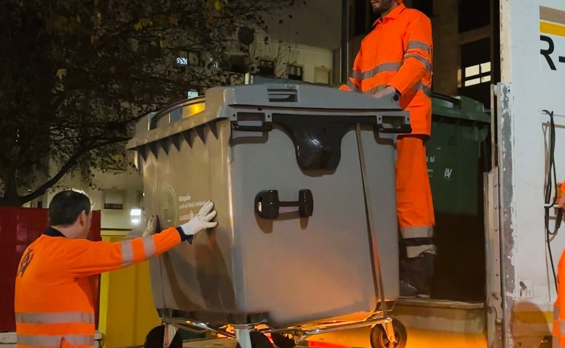 Trabajadores cargando un contenedor de limpieza en Alaquàs