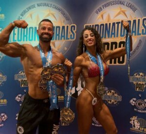 Alba Galisteo y Miguel Aguilar posando con medallas de culturismo