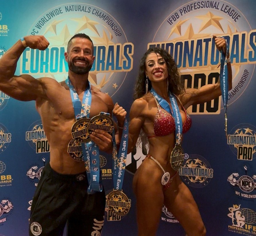 Alba Galisteo y Miguel Aguilar posando con medallas de culturismo