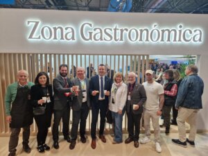 Alboraya destaca en la Zona Gastronómica de Fitur 2026 con un grupo de representantes.