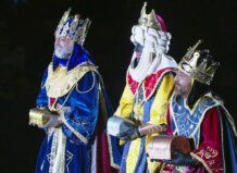 Los Reyes Magos llegan a Alcoi en una emotiva celebración. Un evento lleno de color y tradición.