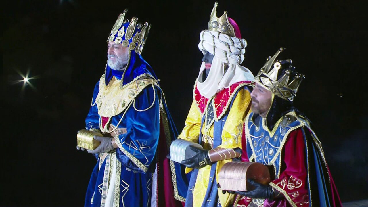 Los Reyes Magos llegan a Alcoi en una emotiva celebración. Un evento lleno de color y tradición.