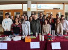 Alaquás recauda durante las fiestas navideñas 1.125 euros que irán destinados al Joc Solidari 2026 Grupo de jóvenes en un evento de recaudación de fondos en Alaquás