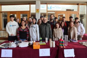 Grupo de jóvenes en un evento de recaudación de fondos en Alaquás