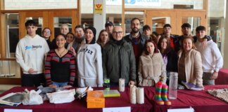 Grupo de jóvenes en un evento de recaudación de fondos en Alaquás