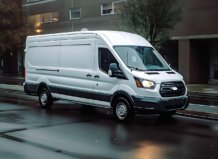 Furgoneta blanca estacionada en una calle de Valencia