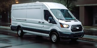 Furgoneta blanca estacionada en una calle de Valencia