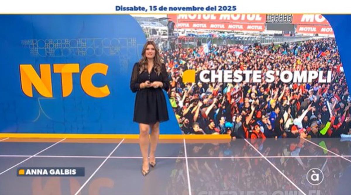 Anna Galbis presentando el programa NTC en un evento lleno de público À Punt