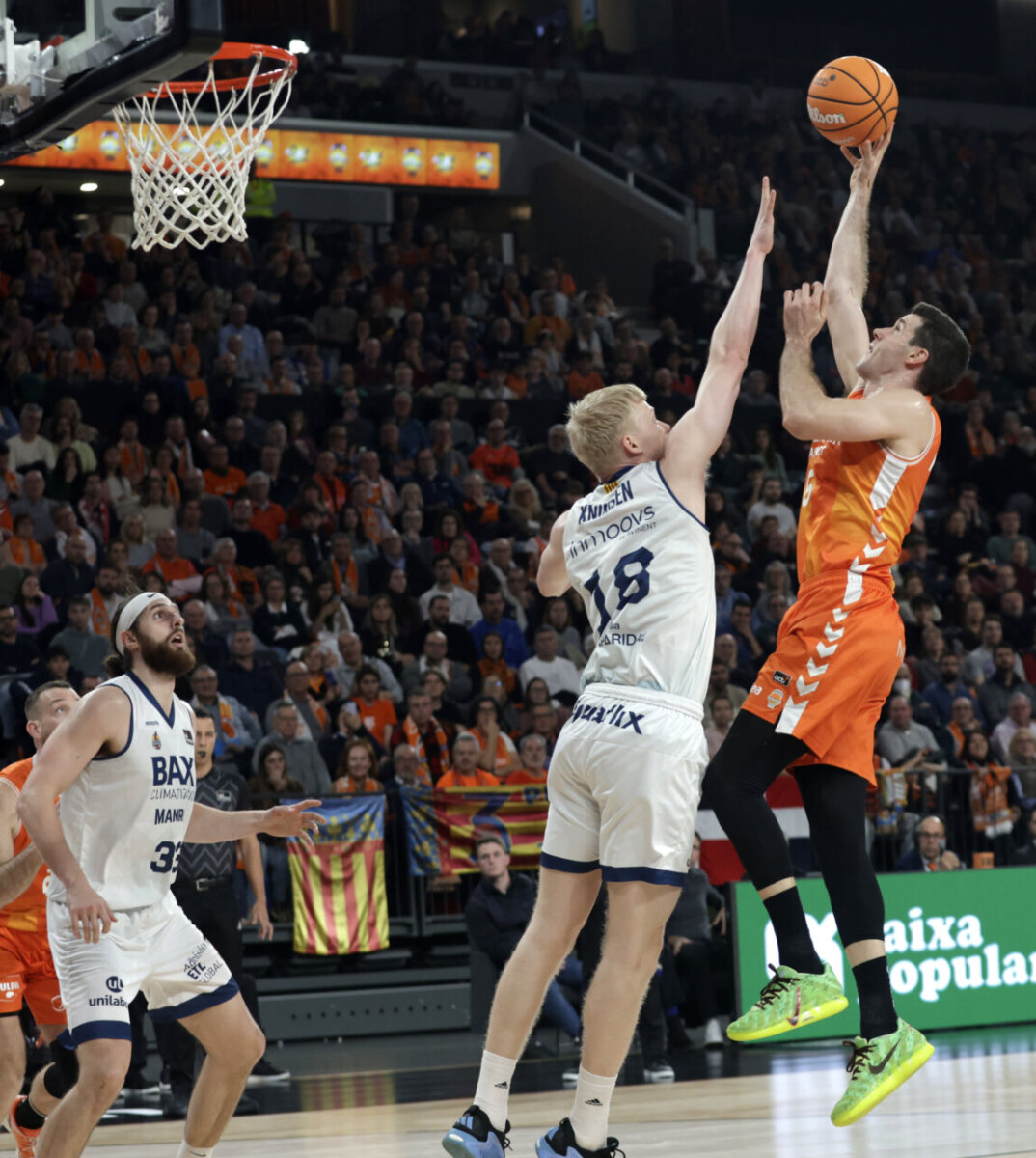 Jugador del Valencia Basket lanzando a canasta durante el partido contra Baxi Manresa