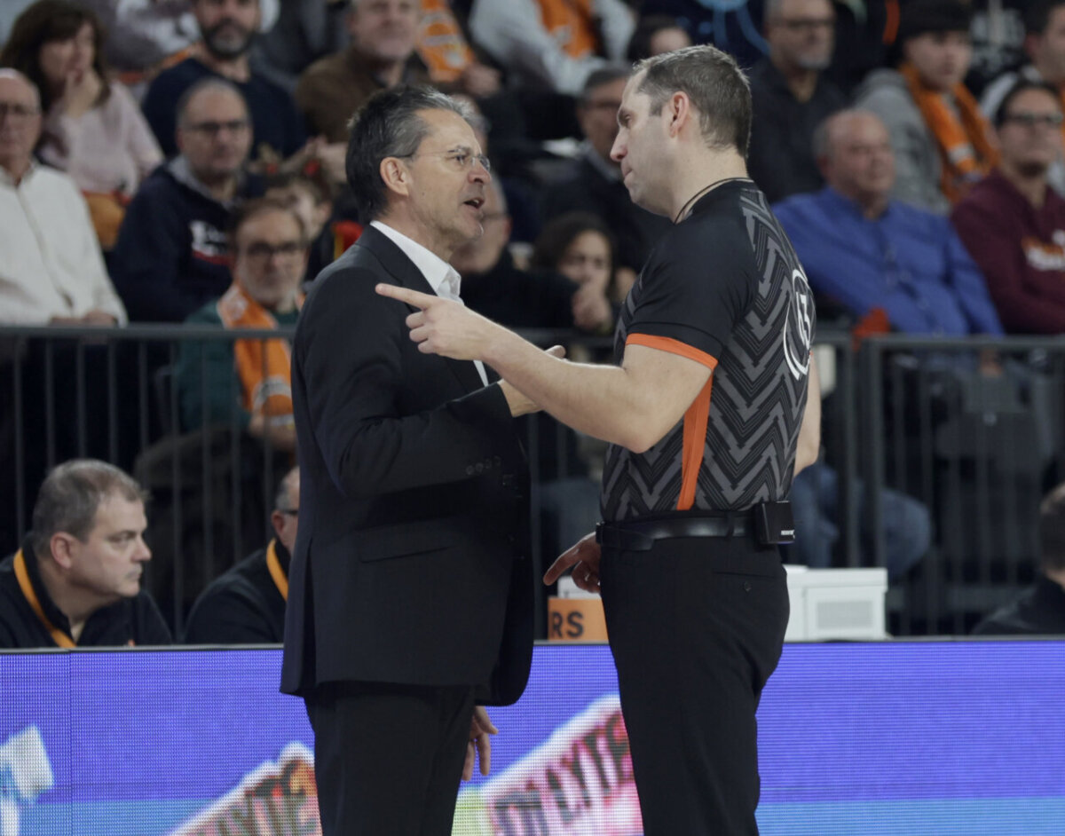 Entrenador discutiendo con árbitro durante partido de baloncesto
