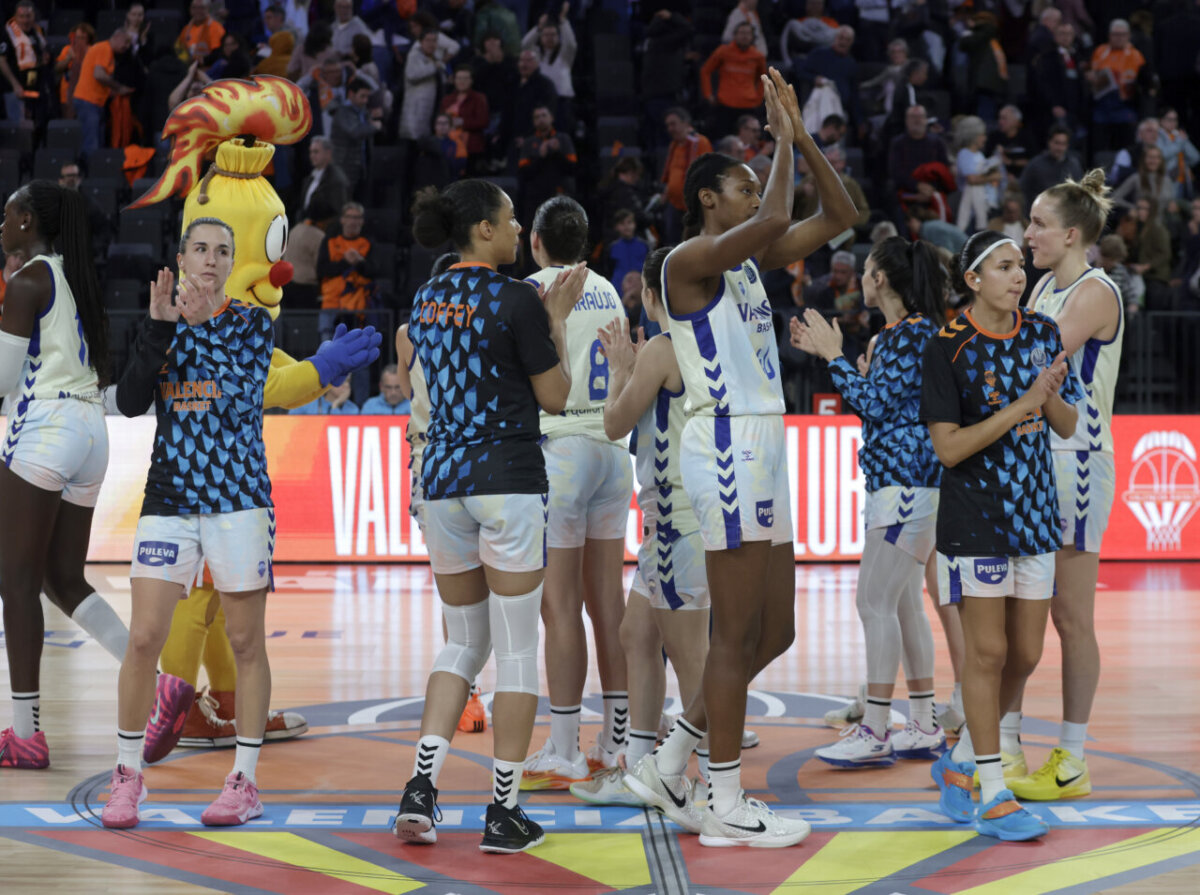 Jugadoras de Valencia Basket celebrando tras un partido contra Casademont Zaragoza.